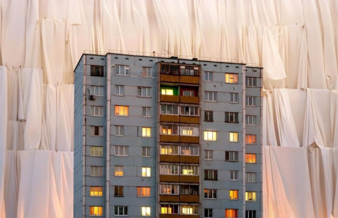 Фрагмент афиши спектакля «Сказки панельных домов» © соцсети Красноярского драматического театра имени Пушкина