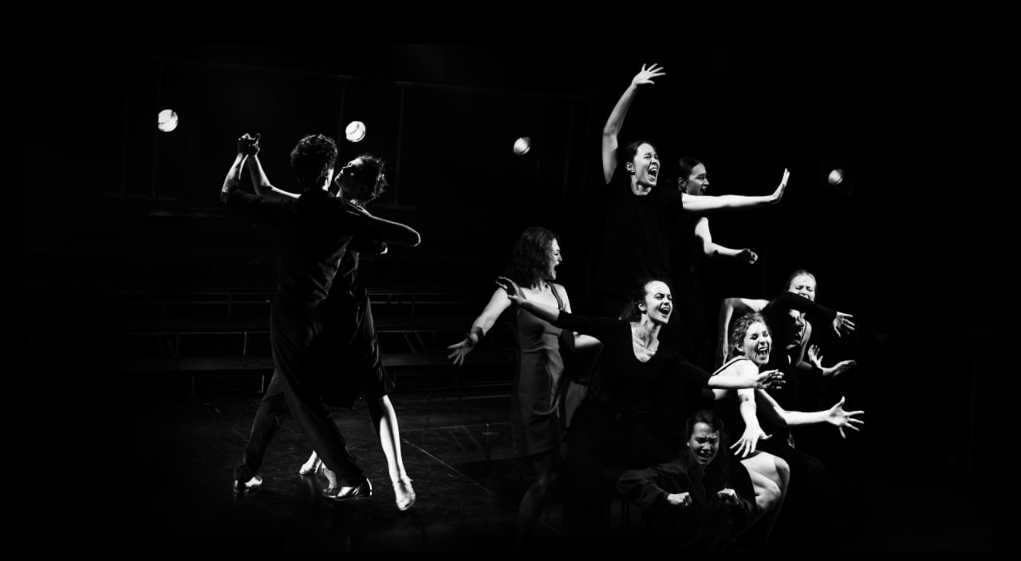 На фото – момента репетиции спектакля «Слово-движение» © www.mdt-dodin.ru
