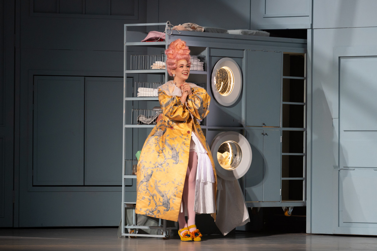 На фото — Елена Бирюзова на репетиции спектакля «Севильский цирюльник» © Иван Мохнаткин