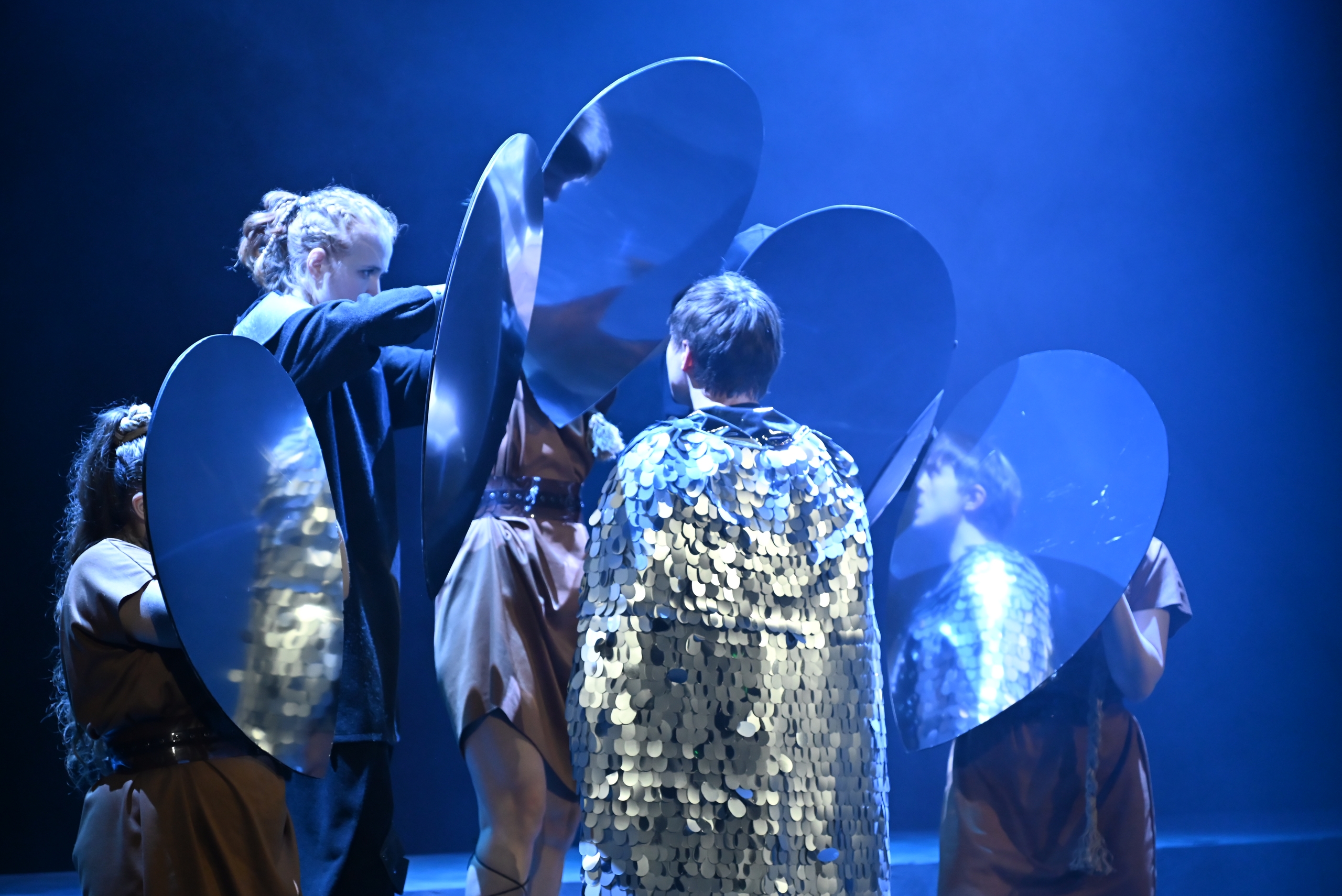 На фото — сцена из спектакля «Слово о полку Игореве» © соцсети Алтайского театра кукол «Сказка»