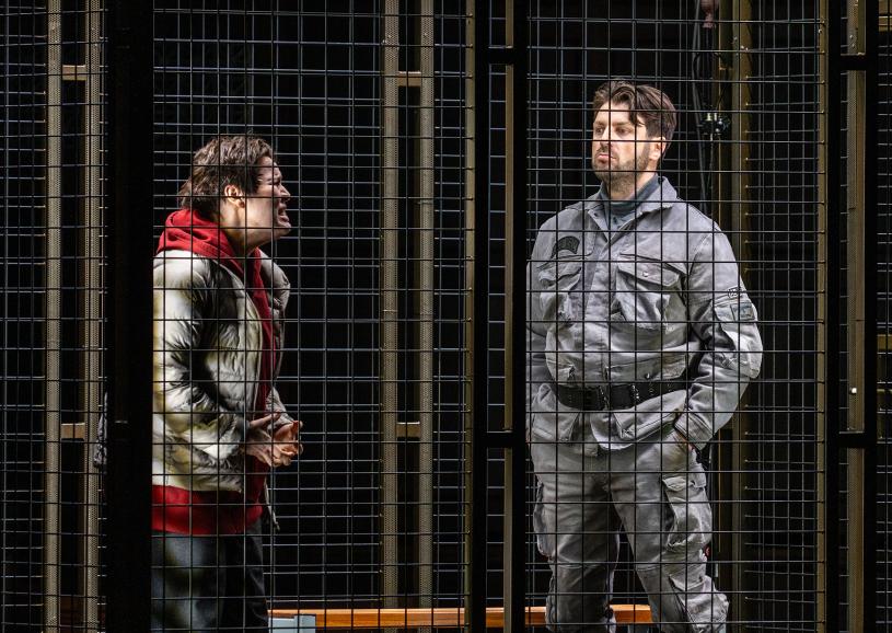 На фото – сцена из спектакля Дмитрия Чернякова «Орлеанская дева» © Marco Borggreve