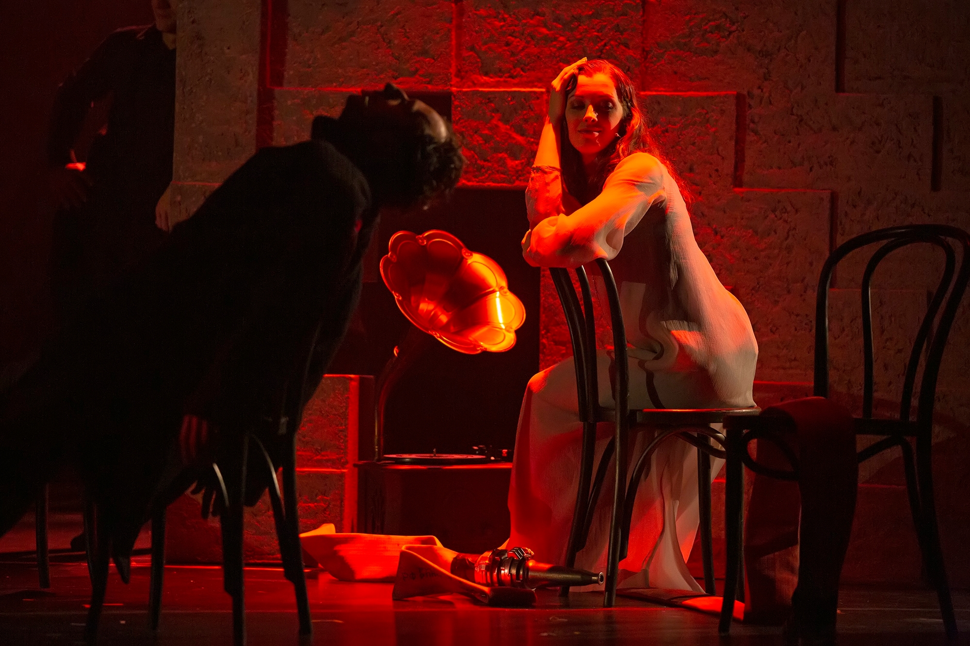 На фото — сцена из спектакля «Три сестры» © соцсети Театра «На Литейном»