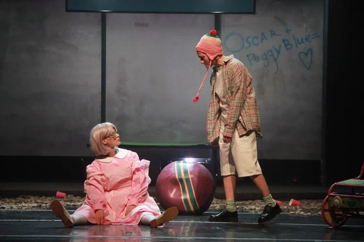 На фото – момент репетиции спектакля «Оскар и Розовая Дама» © пресс-служба агентства «Арт-Партнёр»