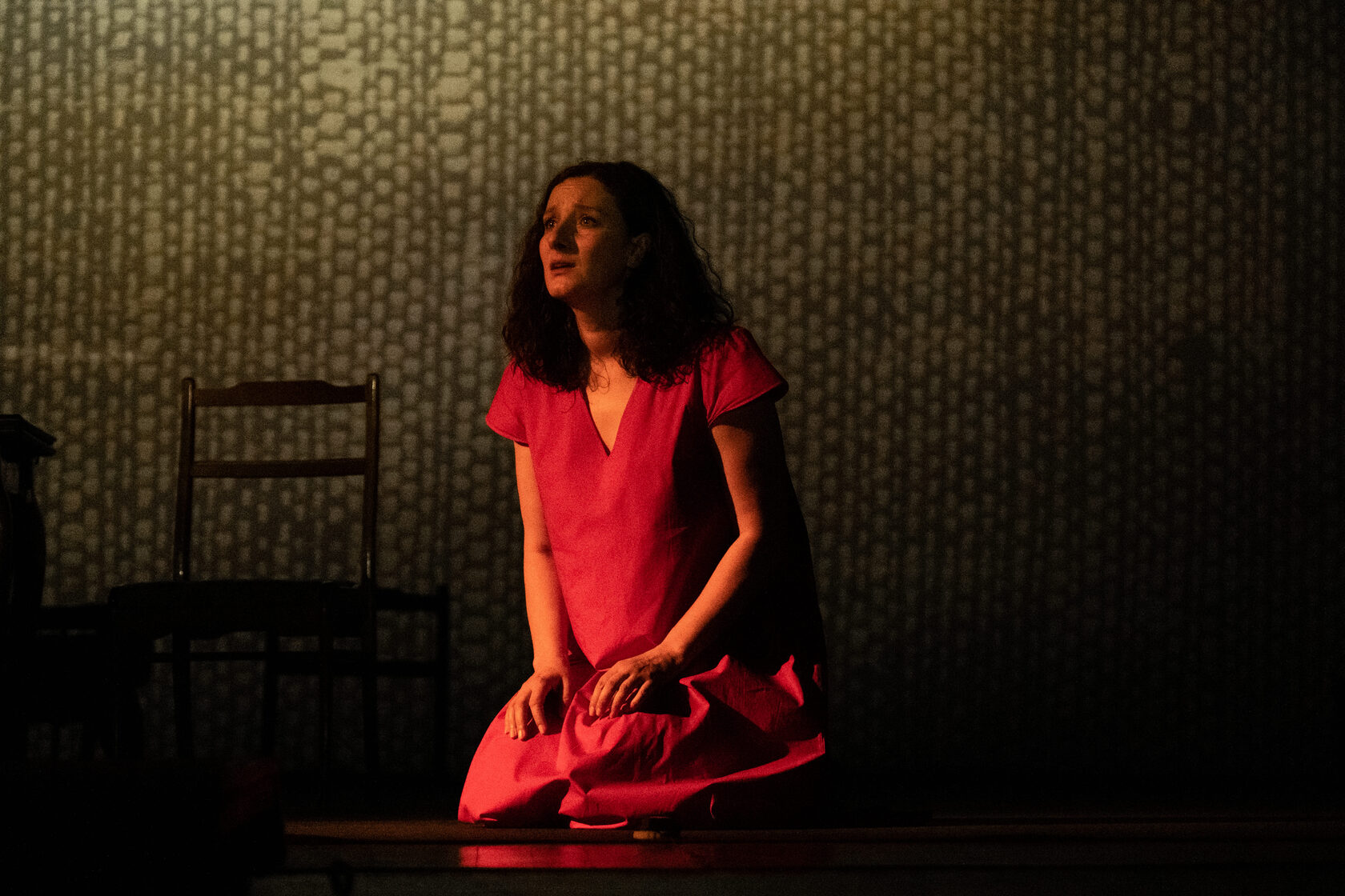 На фото — Мариэтта Цигаль-Полищук в спектакле «Это конец света» © nodramaproduction.ru