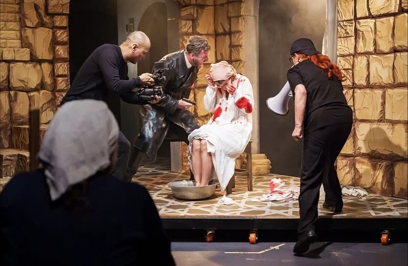 На фото — сцена из спектакля Александра Плотникова «20 дней без войны» © Анна Шишкина