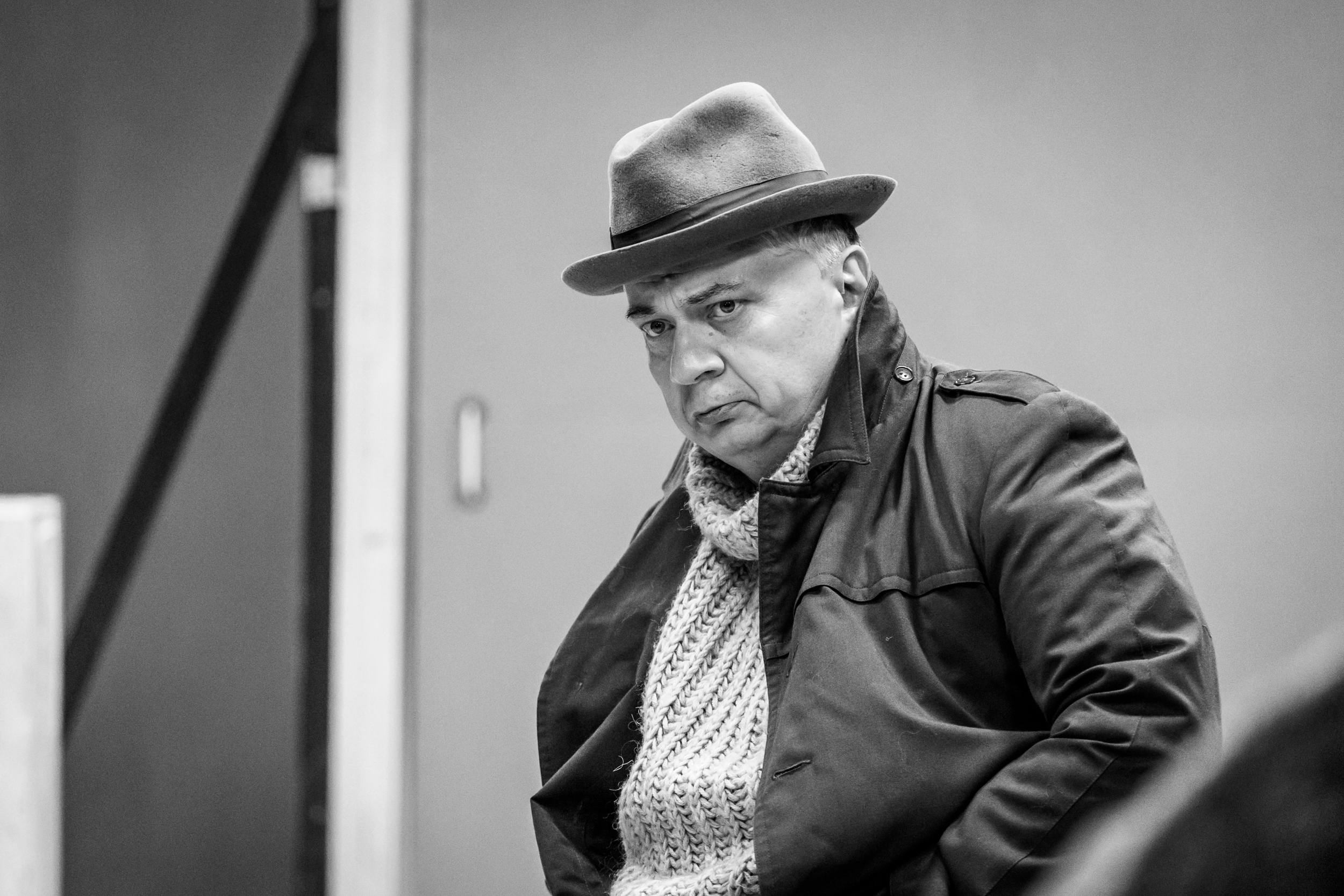 На фото — Александр Новиков на репетиции спектакля «Старший сын» © пресс-служба Театра имени Ленсовета