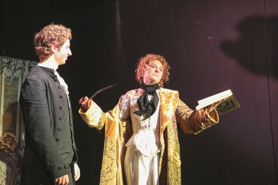 На фото – сцена из спектакля "Сентиментальное путешествие" ©Маргарита Денисова / фото предоставлено пресс-службой театра "Среда 21"
