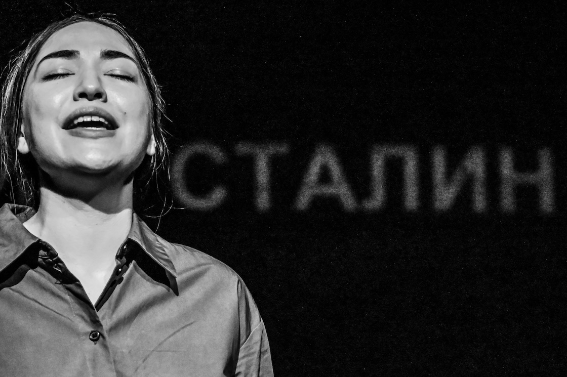 На фото – Зара Демидова в спектакле "Кабаре "Верни" / ©Вера Подъячева