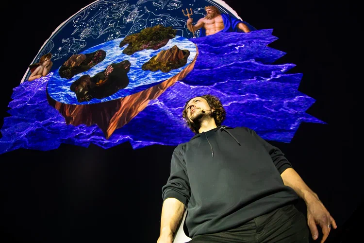 На фото — Илья Белов на репетиции спектакля «Коперник» © Константин Чураков