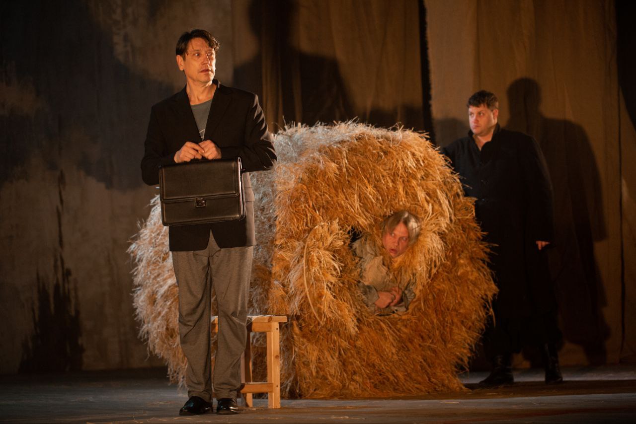 На фото – момент репетиции спектакля «Мёртвые души» © пресс-служба Омского ТЮЗа