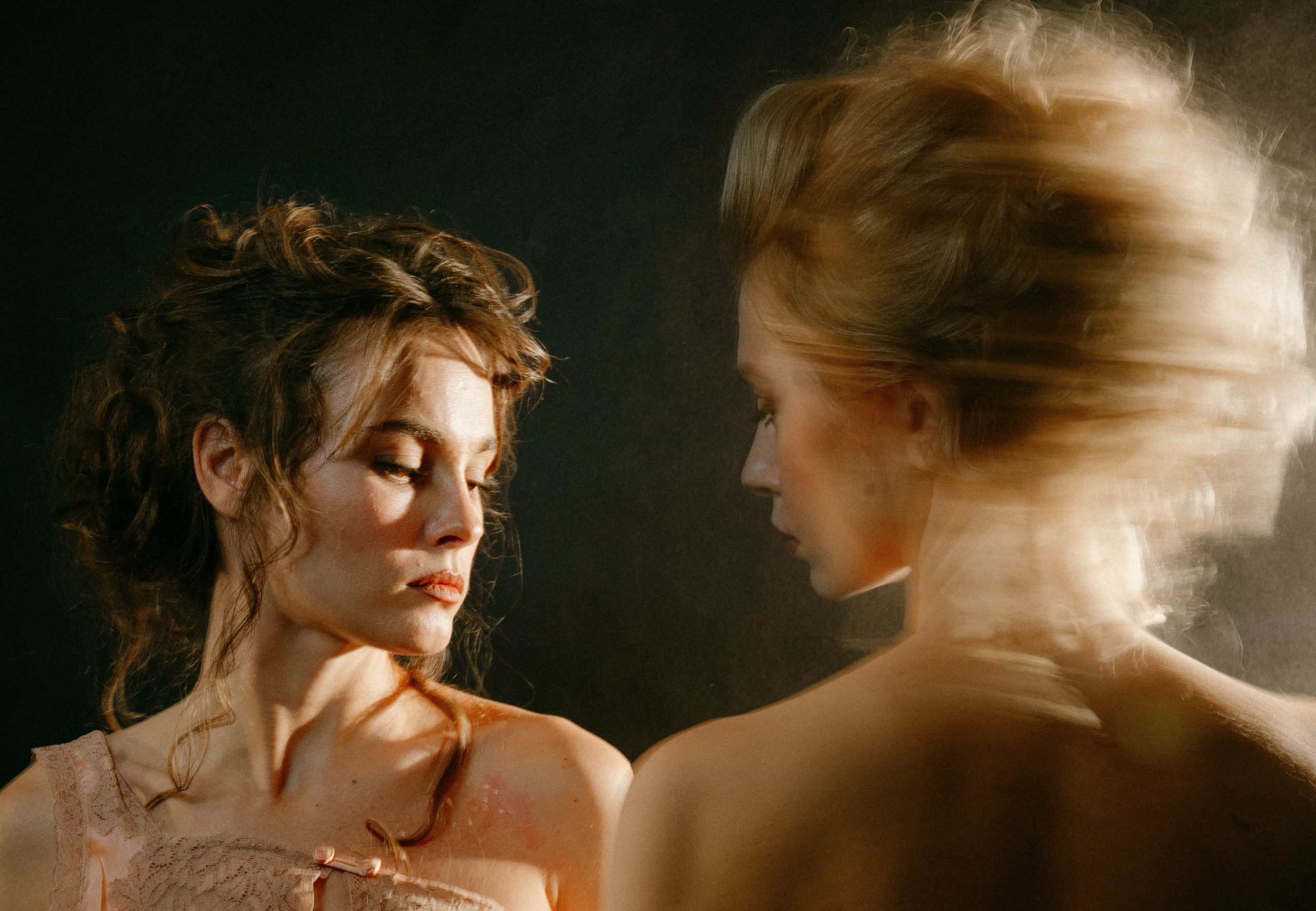 На фото – Ангелина Стречина и Анастасия Уколова © пресс-служба театрального агентства «Арт-Партнёр»
