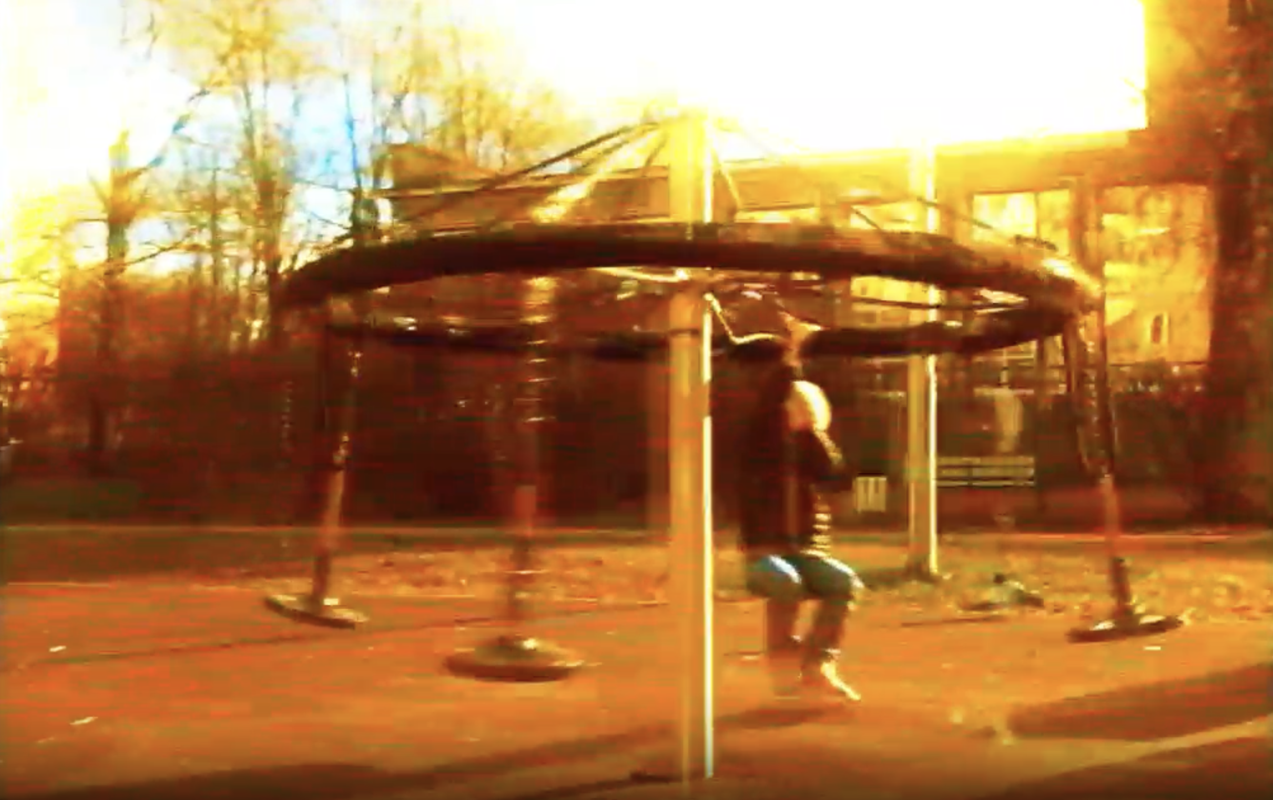 На фото – кадр из промовидео спектакля «Школа для дураков» © vteatrekozlov.net
