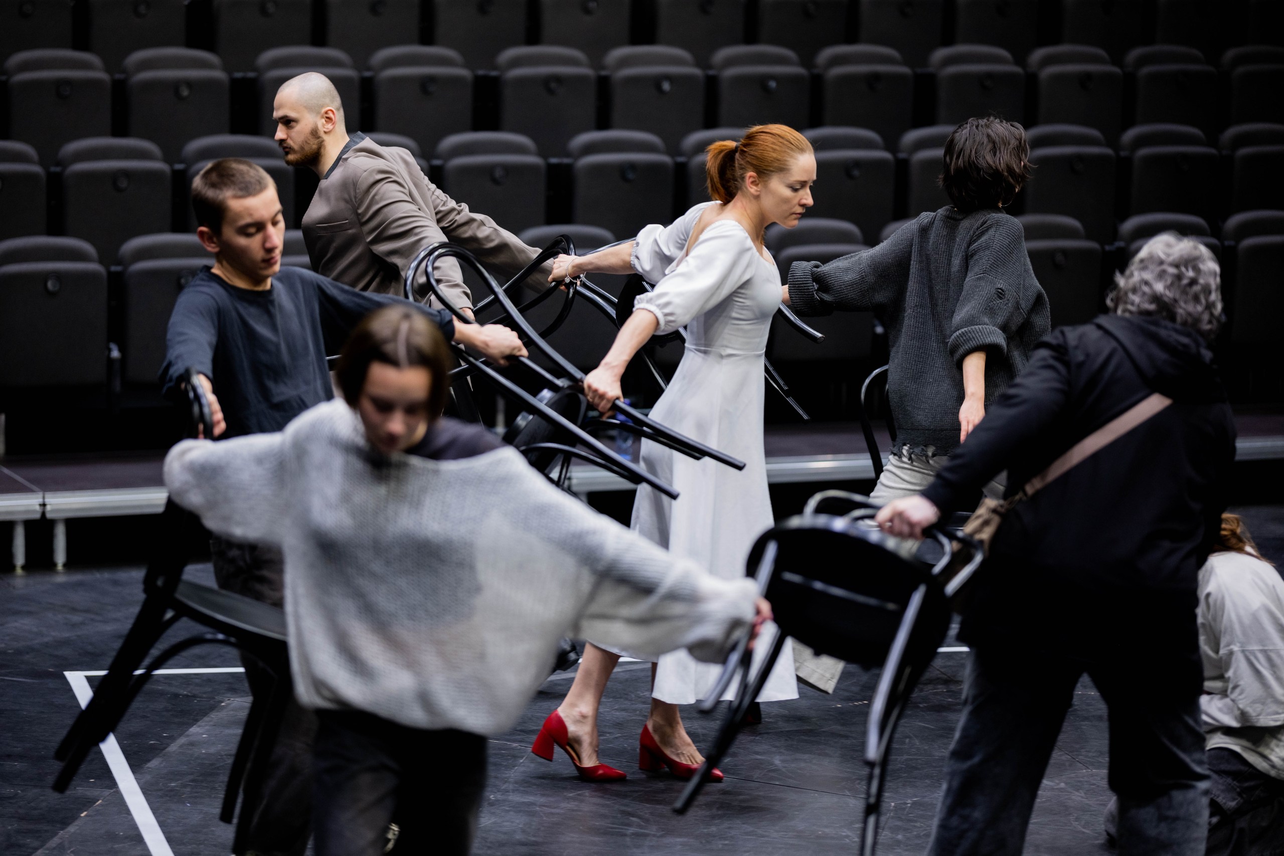 На фото – момент репетиции спектакля «Последние» © Анастасия Борисова
