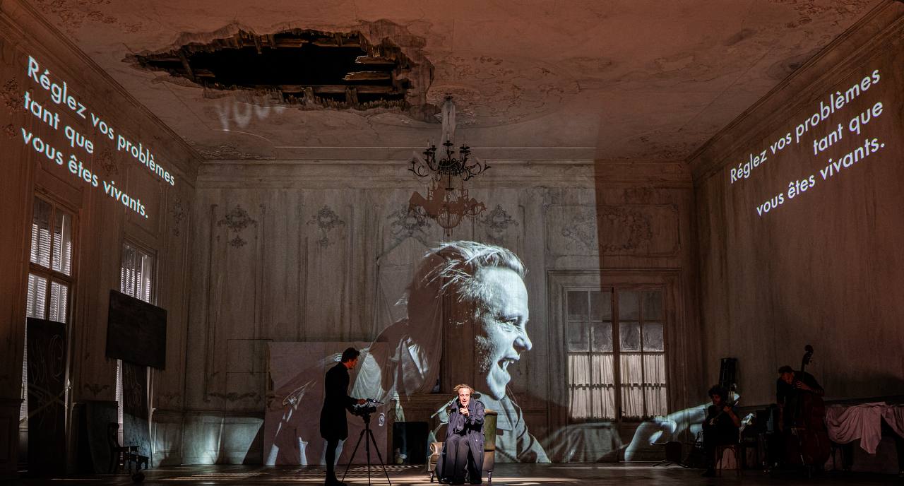 На фото – сцена из спектакля "Гамлет. Фантомы" © Vahid Amanpour