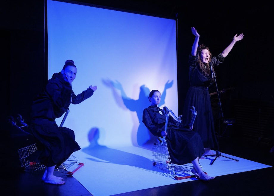 На фото – сцена из спектакля "Рыба" / фото предоставлено пресс-службой Театра.doc