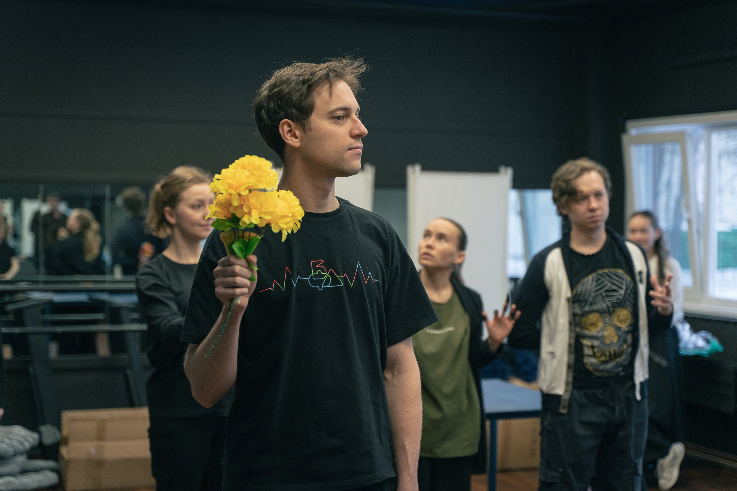 На фото &mdash; момент репетиции спектакля &laquo;Мальчик и Лули&raquo; &copy; соцсети Няганского ТЮЗа
