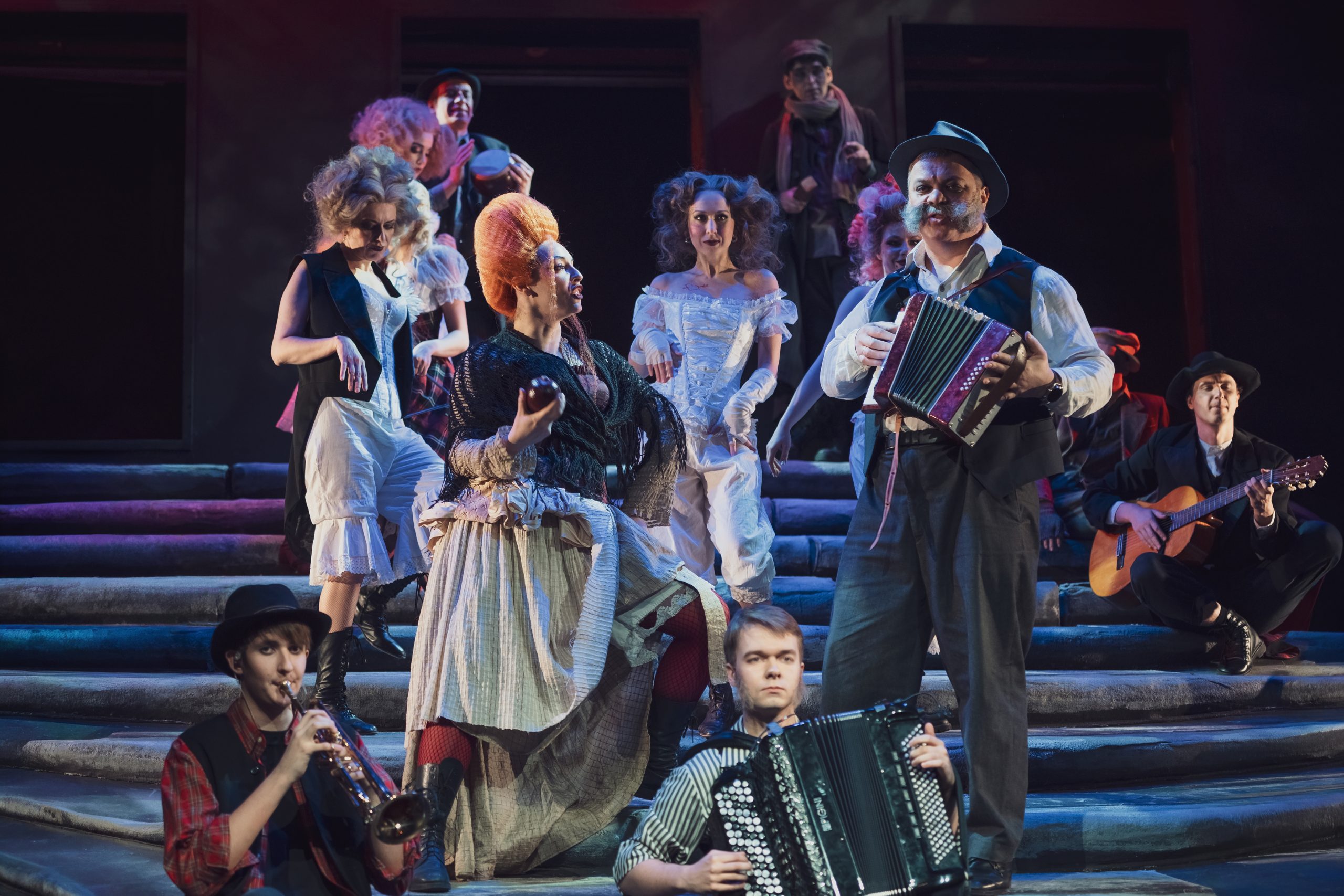 На фото &ndash; сцена из спектакля &laquo;Трёхгрошовая история&raquo; &copy; пресс-служба театра им. Комиссаржевской