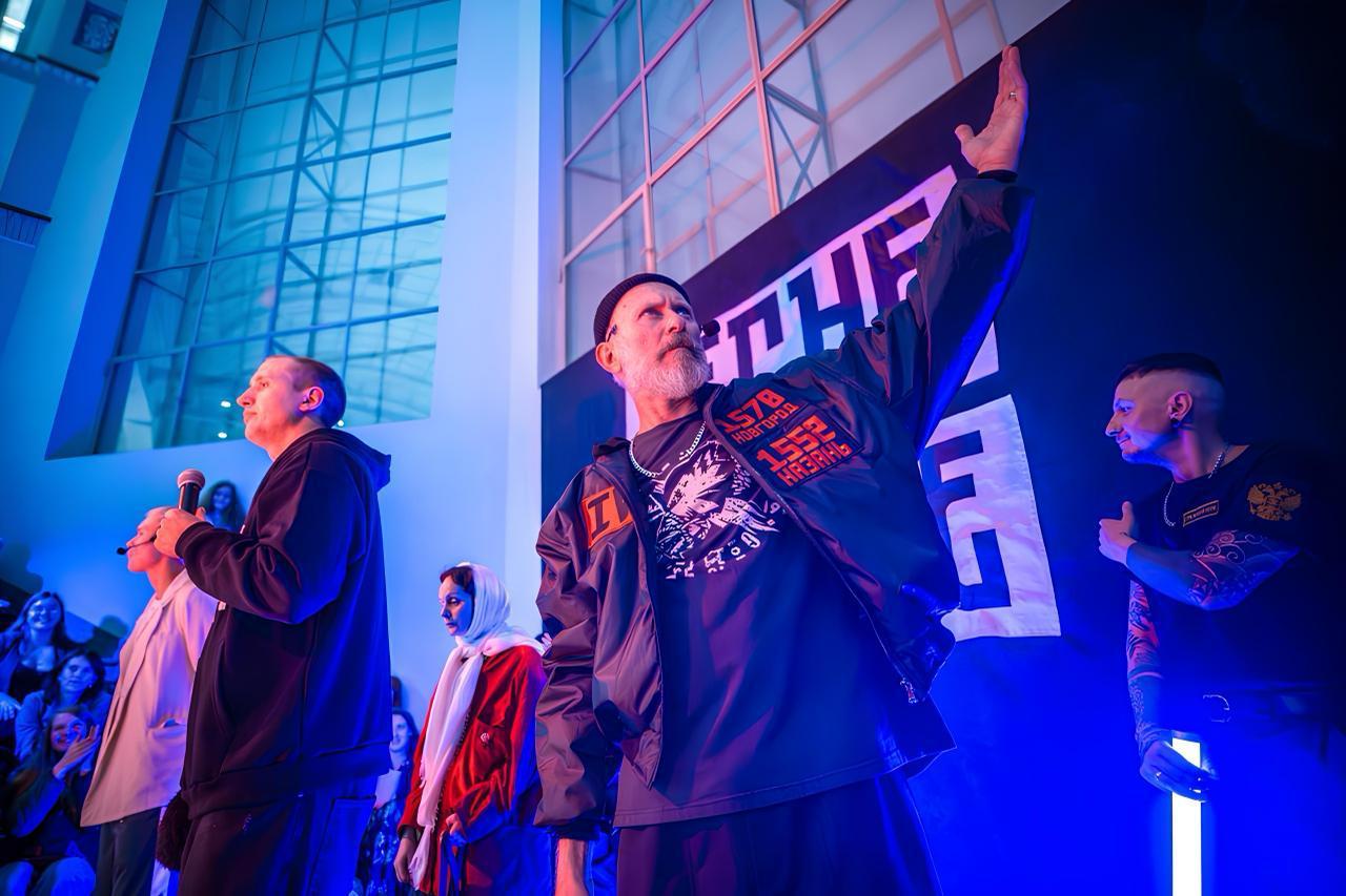 На фото — сцена из спектакля «VECHE BATTLE. Grozny vs Kurbsky» © Владимир Постнов 