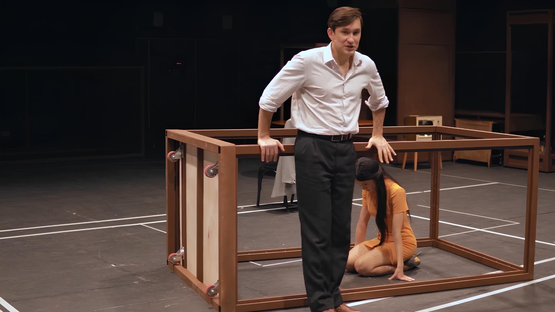 На фото &mdash; момент репетиции спектакля &laquo;Музей невинности&raquo; &copy; соцсети Камаловского театра 