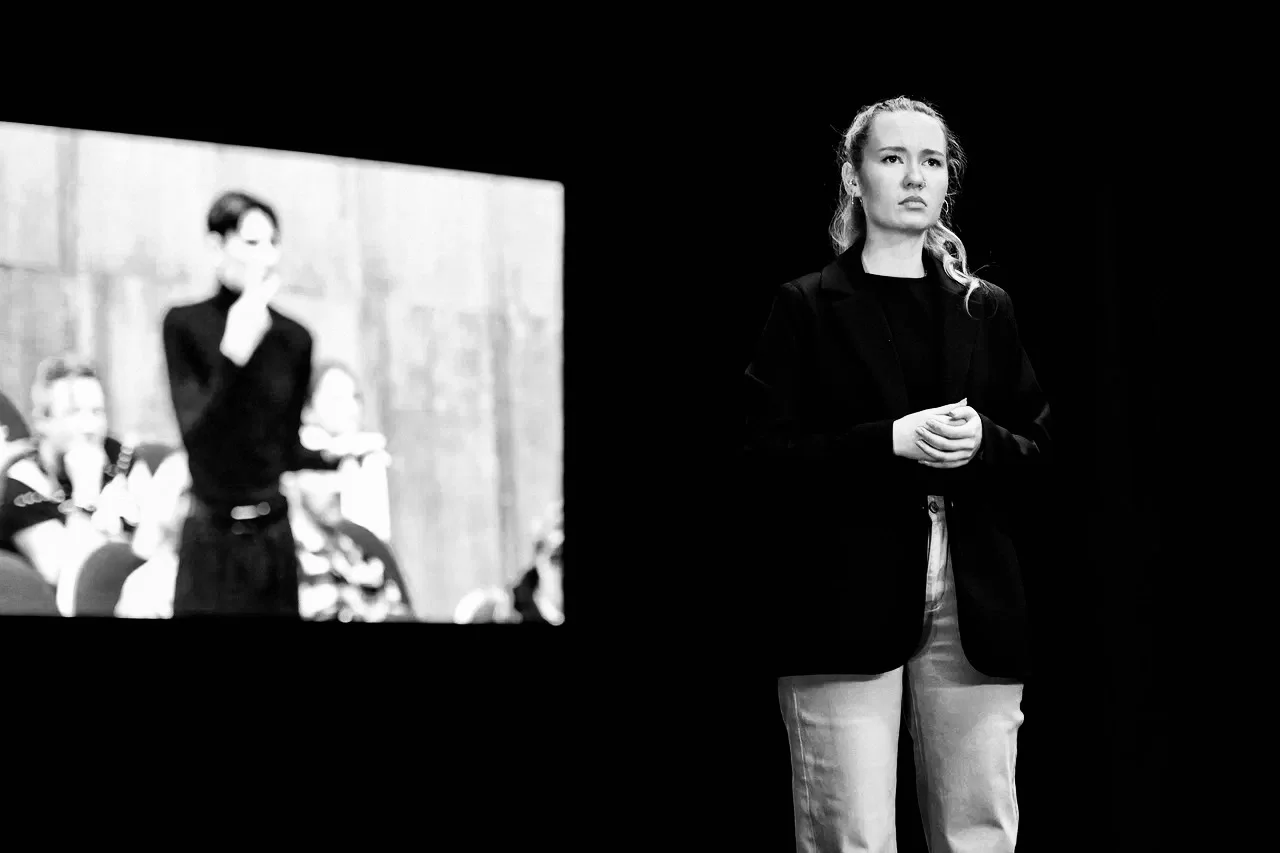 Промофото спектакля «Ым» © сайт театральной площадки MOÑ
