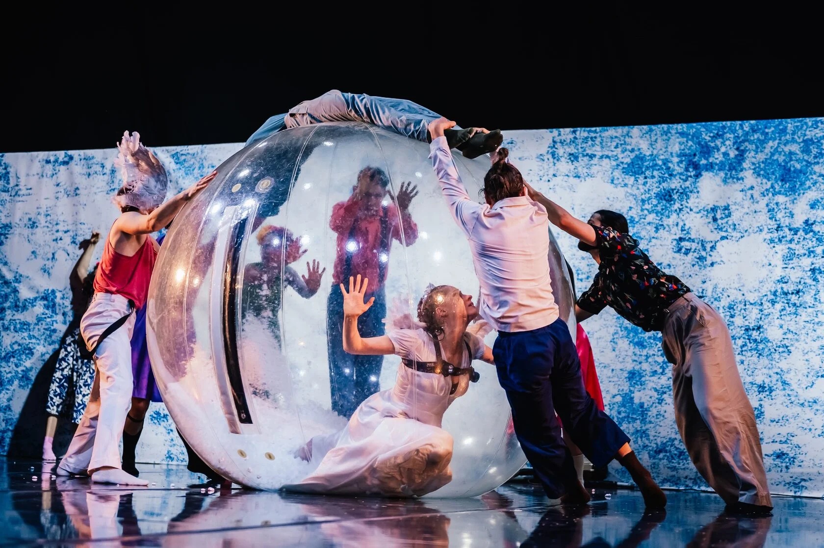 На фото &ndash; сцена из спектакля &laquo;После вовлечённости. Диптих. Часть II&raquo; &copy; сайт театра &laquo;Провинциальные танцы&raquo; 

