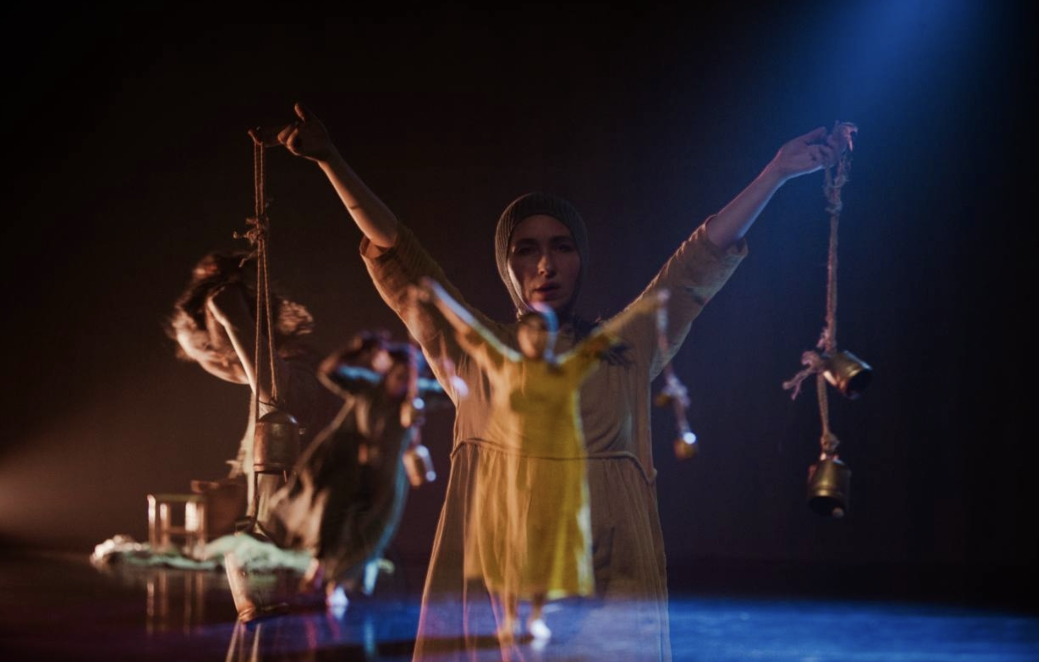 На фото — сцена из спектакля «ИзБа»  танцевальной компании «Matterra» © Татьяна Матвеева