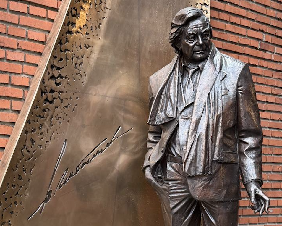 На фото – памятник Юрию Любимову © Соцсети Театра на Таганке