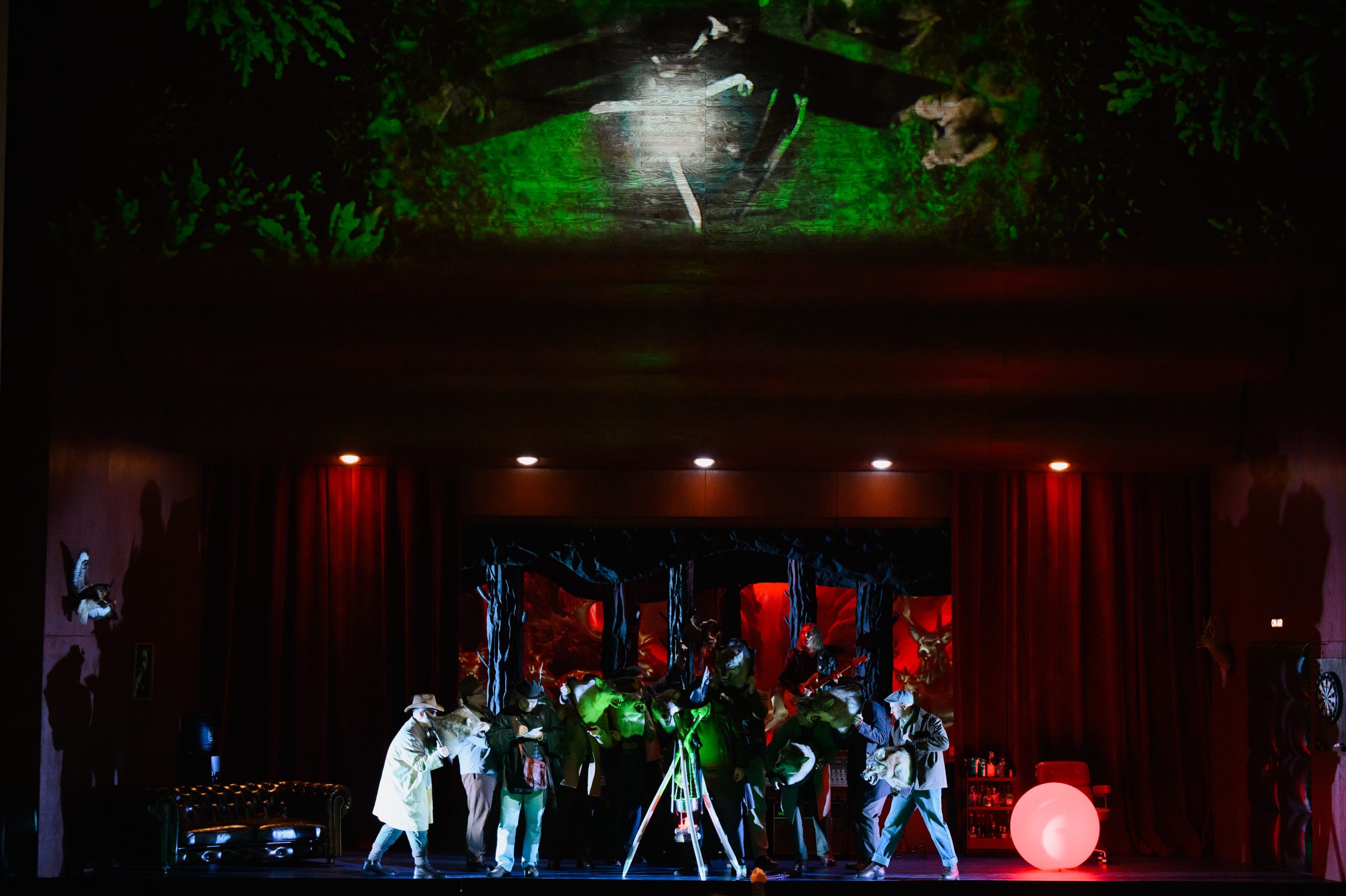 На фото - сцена из оперы «Вольный стрелок» Пермского театра оперы и балета © Никита Чунтомов