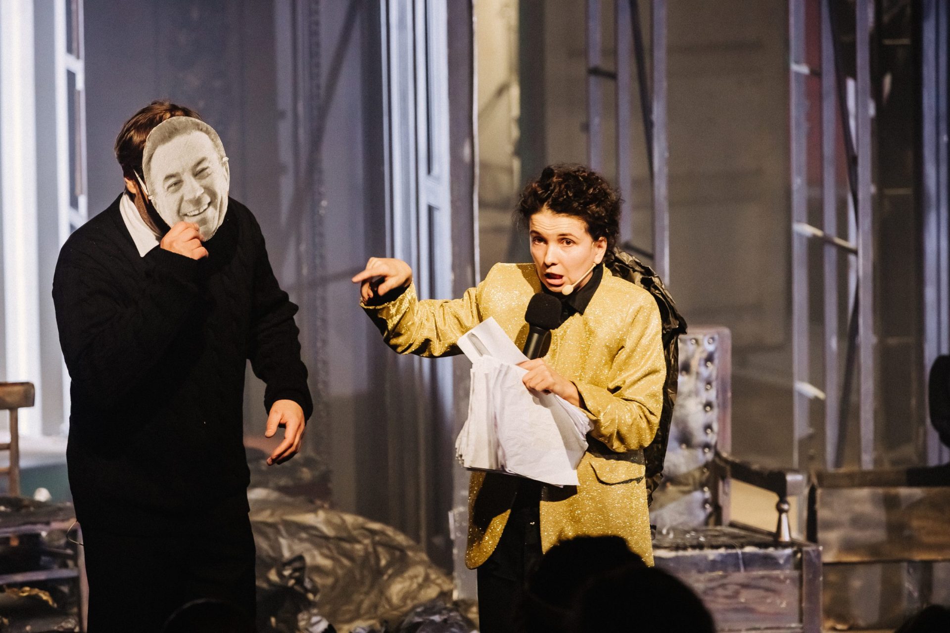 На фото: сцена из спектакля "Всё тут". Анатолий Эфрос &ndash; Евгений Цыганов и Нонна Скегина &ndash; Мария Смольникова &copy;Ксения Угольникова