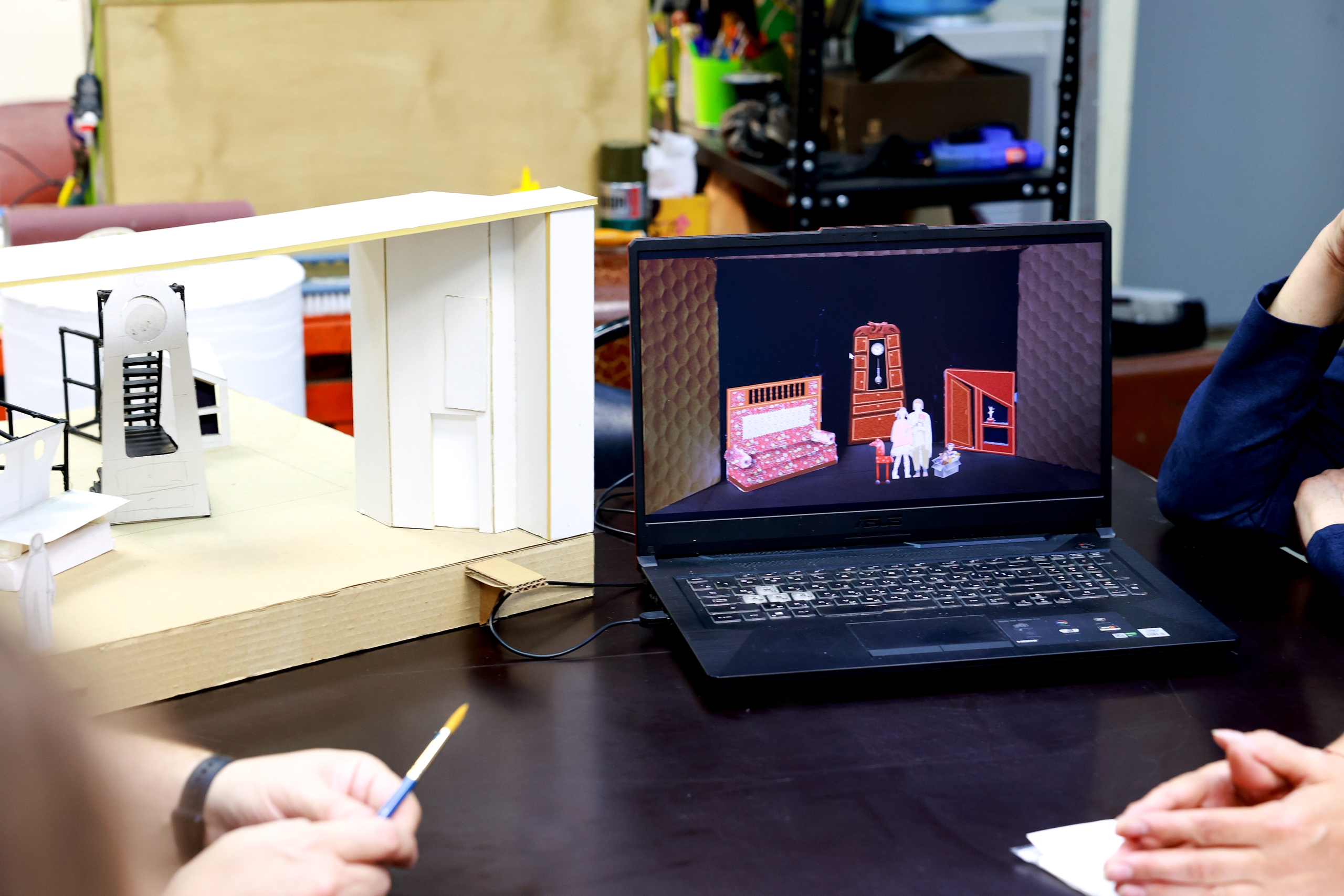 На фото &ndash; момент сдачи макета сценографии спектакля &laquo;Щелкунчик&raquo; &copy; соцсети Пермского театра кукол