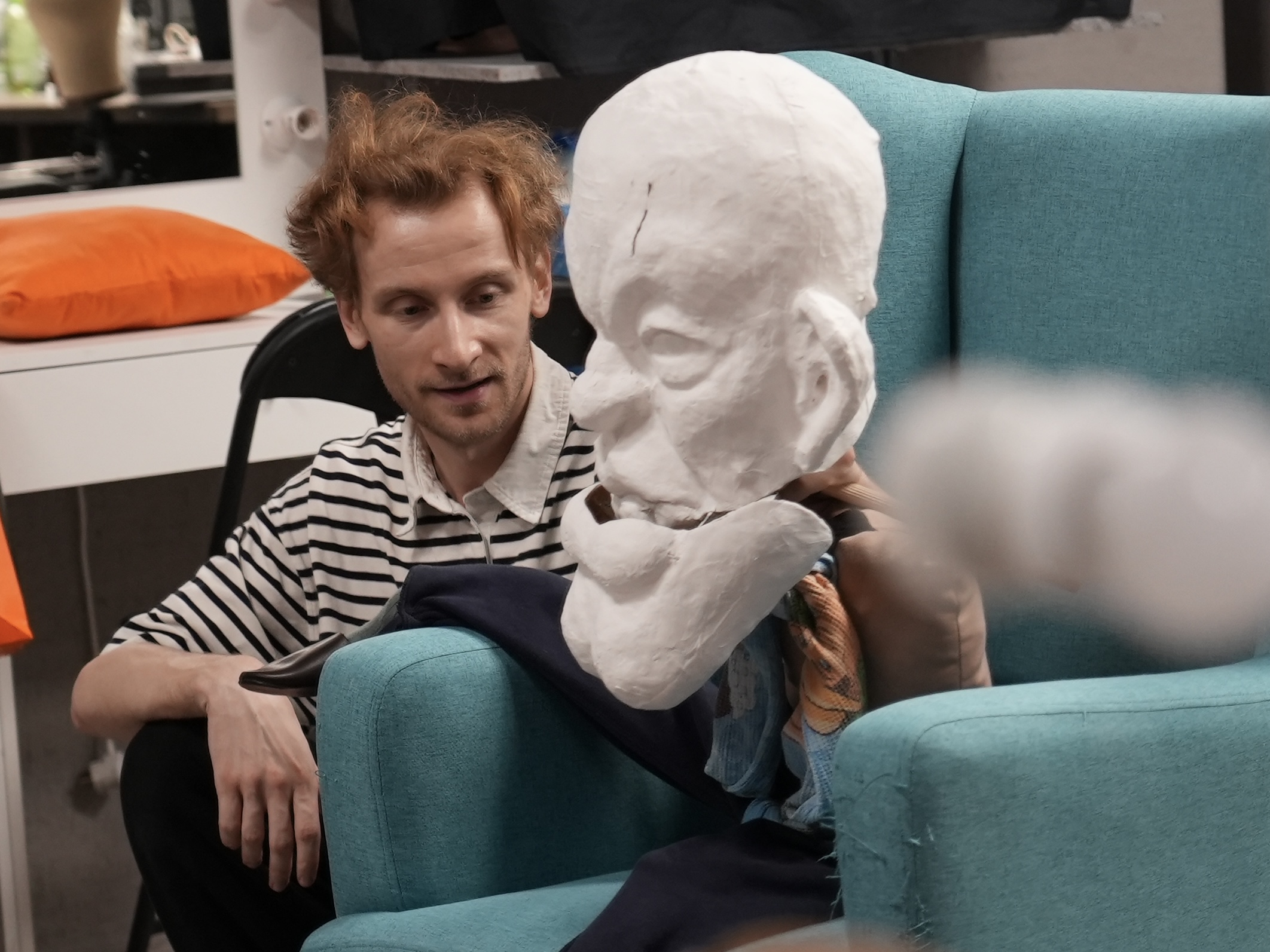 На фото — Станислав Шапкин на репетиции спектакля «Без поводка» © Дарья Гоцманова