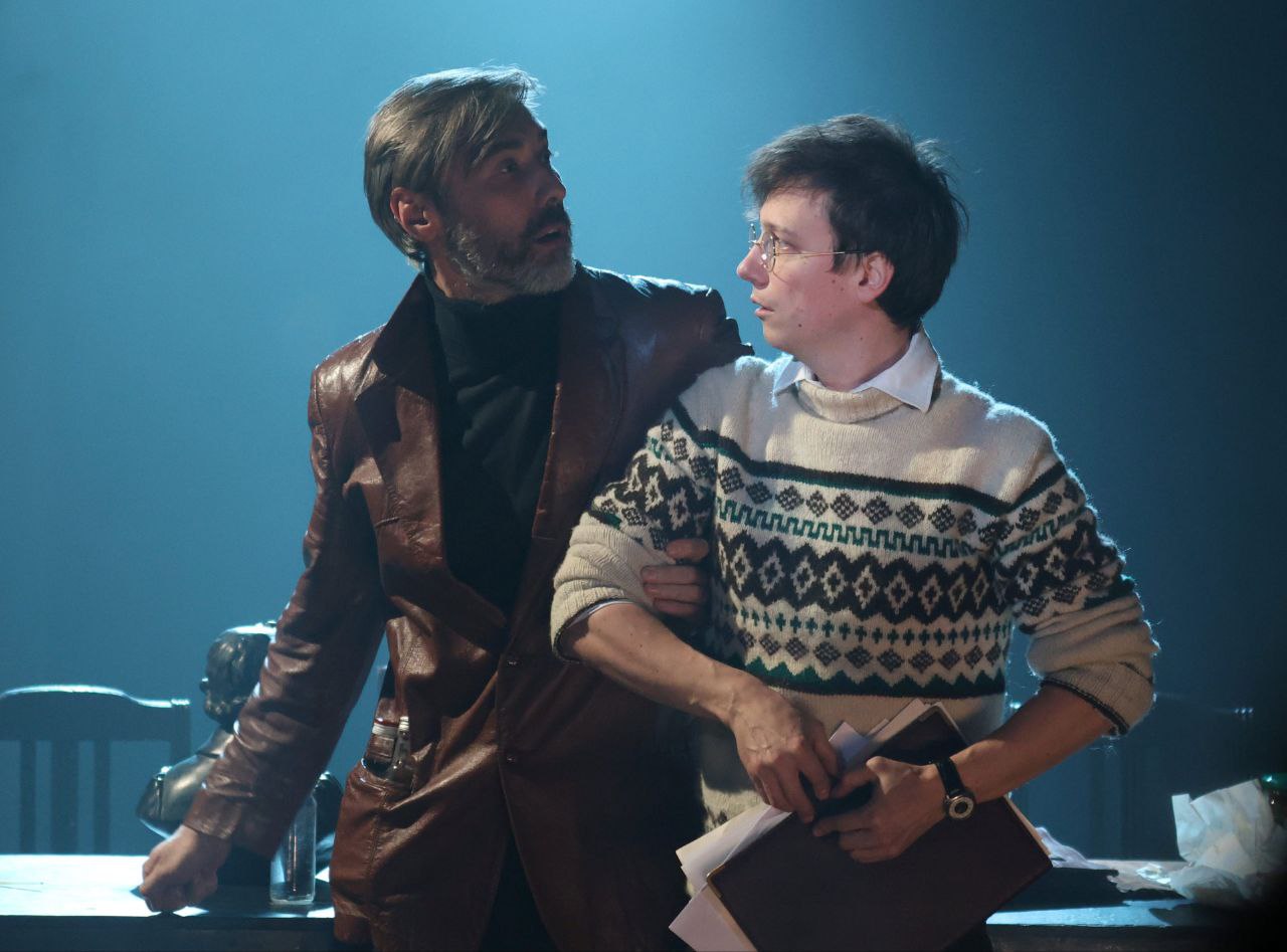 На фото – сцена из спектакля «Пушкинский дом» © пресс-служба театра «Мастерская»
