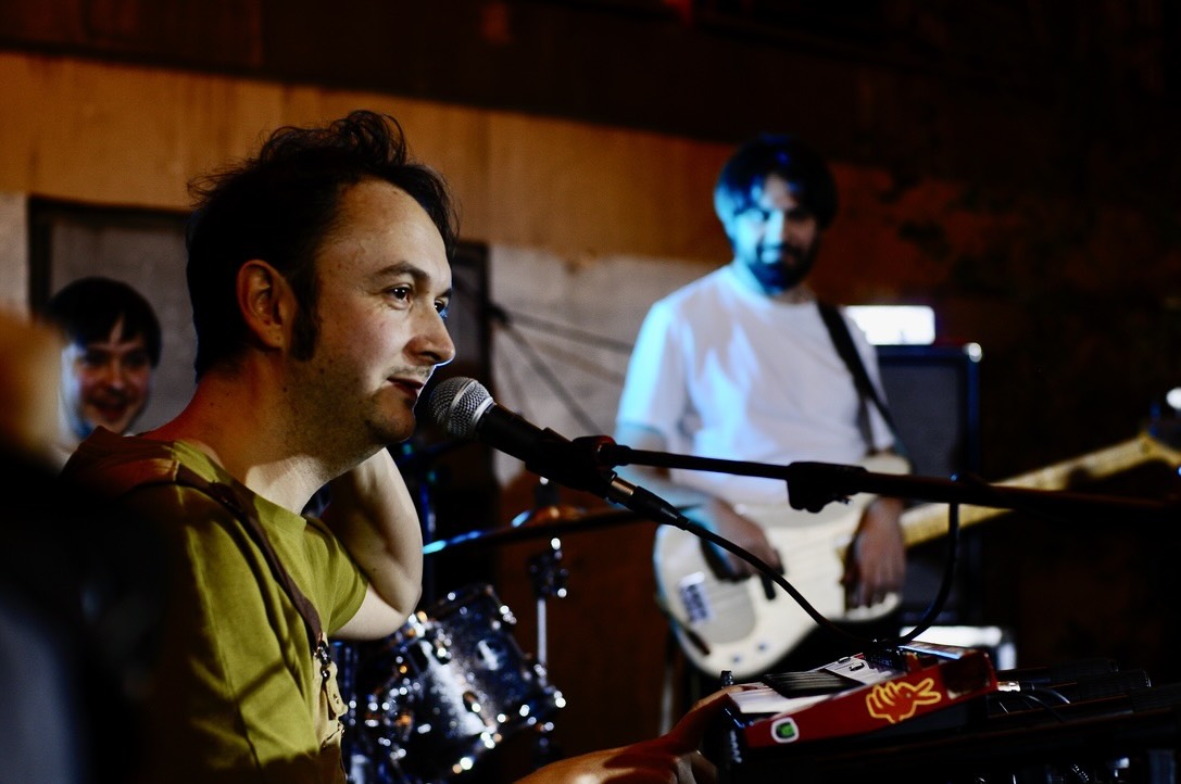 На фото &ndash; Алексей Золотовицкий, солист московской группы Fire Granny, во время концерта в Яффо &copy;Василий Скворцов