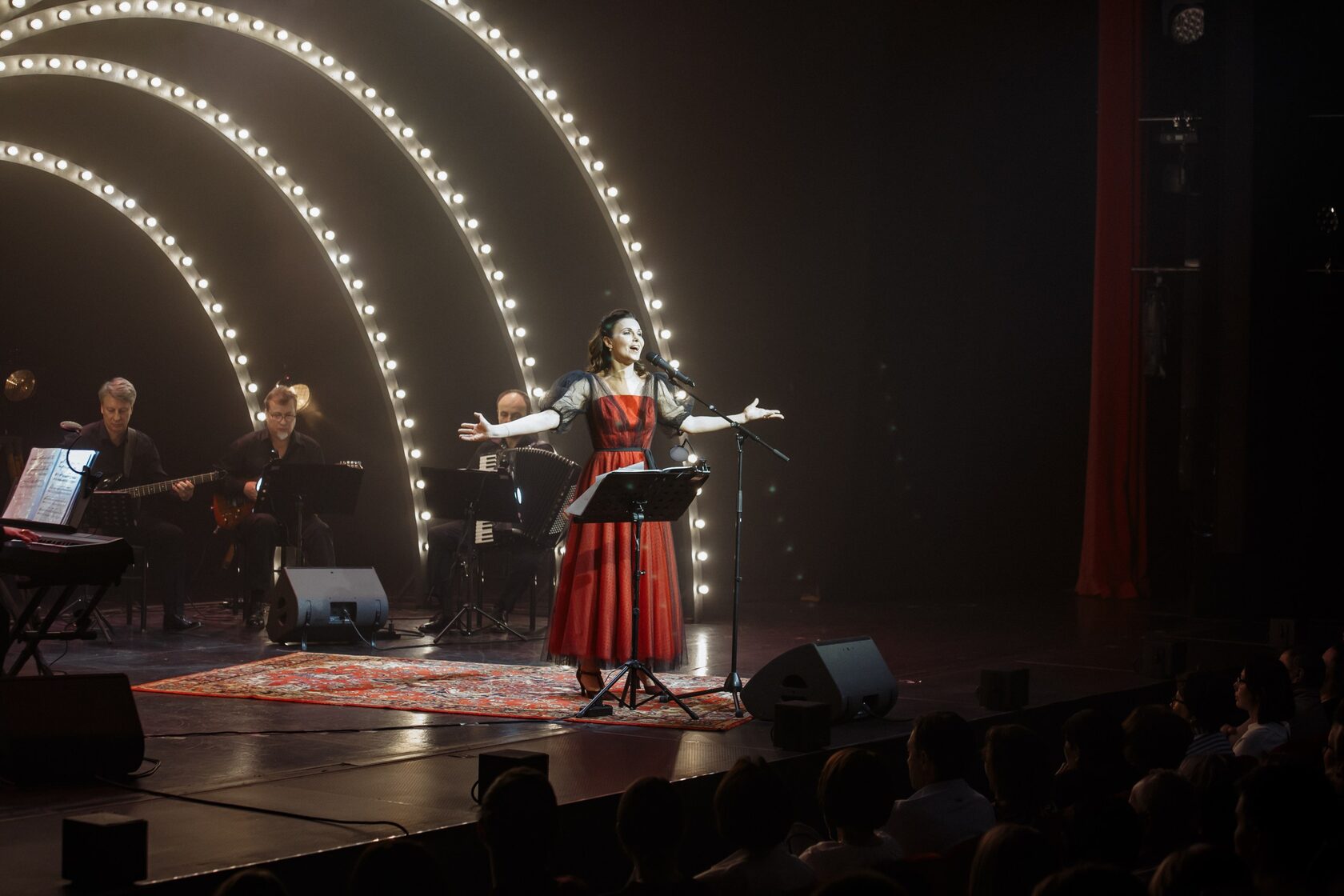 На фото &mdash; сцена из спектакля-концерта &laquo;Хорошие песни&raquo; &copy; Ольга Николаева