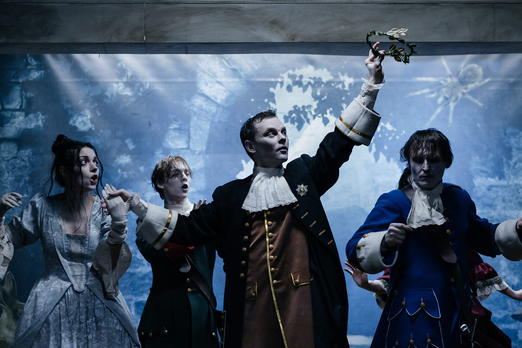 На фото &mdash; сцена из спектакля &laquo;Принц Гомбургский&raquo; &copy; www.nikitincenter.ru