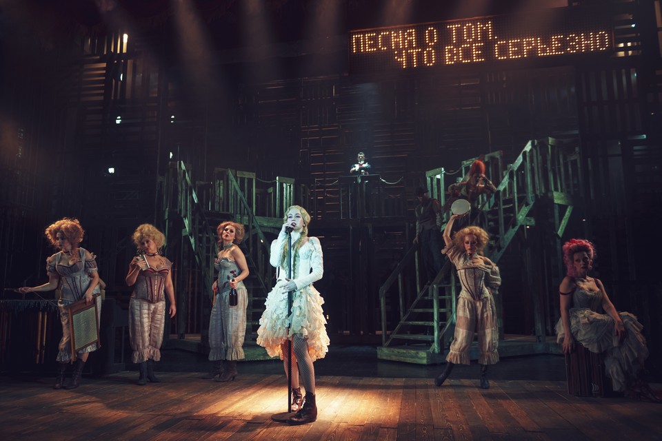 На фото &mdash; сцена из спектакля &laquo;Трёхгрошовая история&raquo; &copy; www.teatrvfk.ru