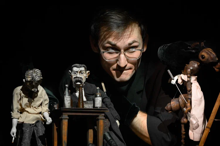 На фото &mdash; сцена из спектакля &laquo;История одной фотографии&raquo; &copy; пресс-служба Театра Наций