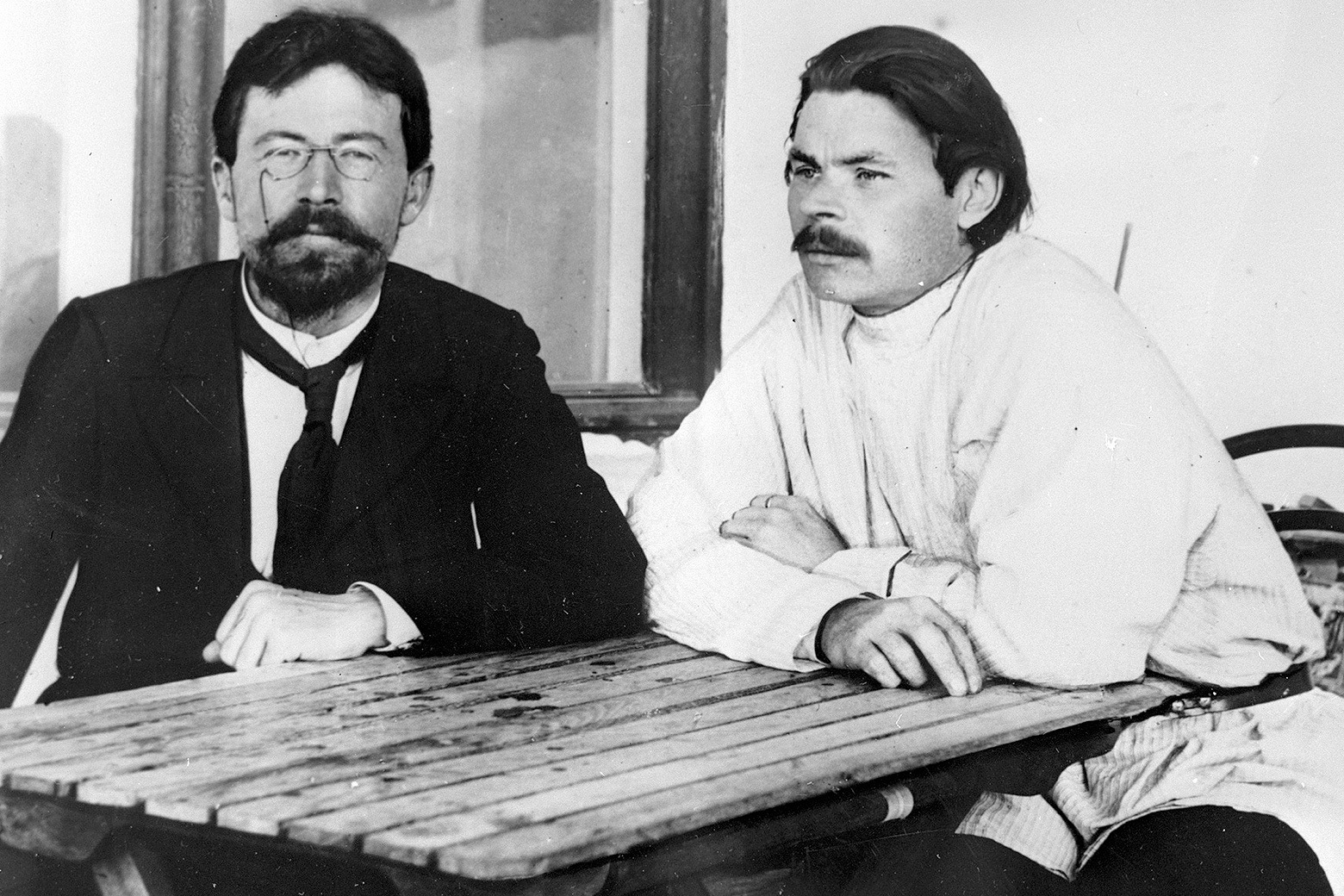 На фото &mdash; Антон Чехов и Максим Горький &copy; сайт ГМИРЛИ имени Даля
