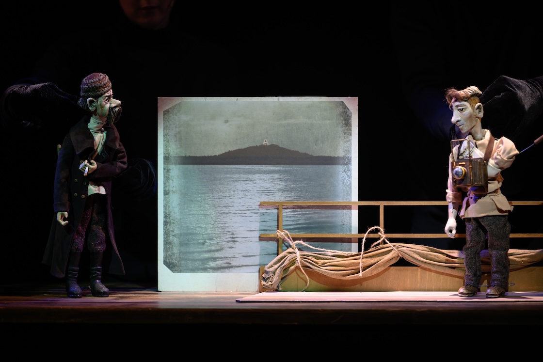 На фото &ndash; сцена из спектакля "История одной фотографии" / фото предоставлено пресс-службой Театра Наций 