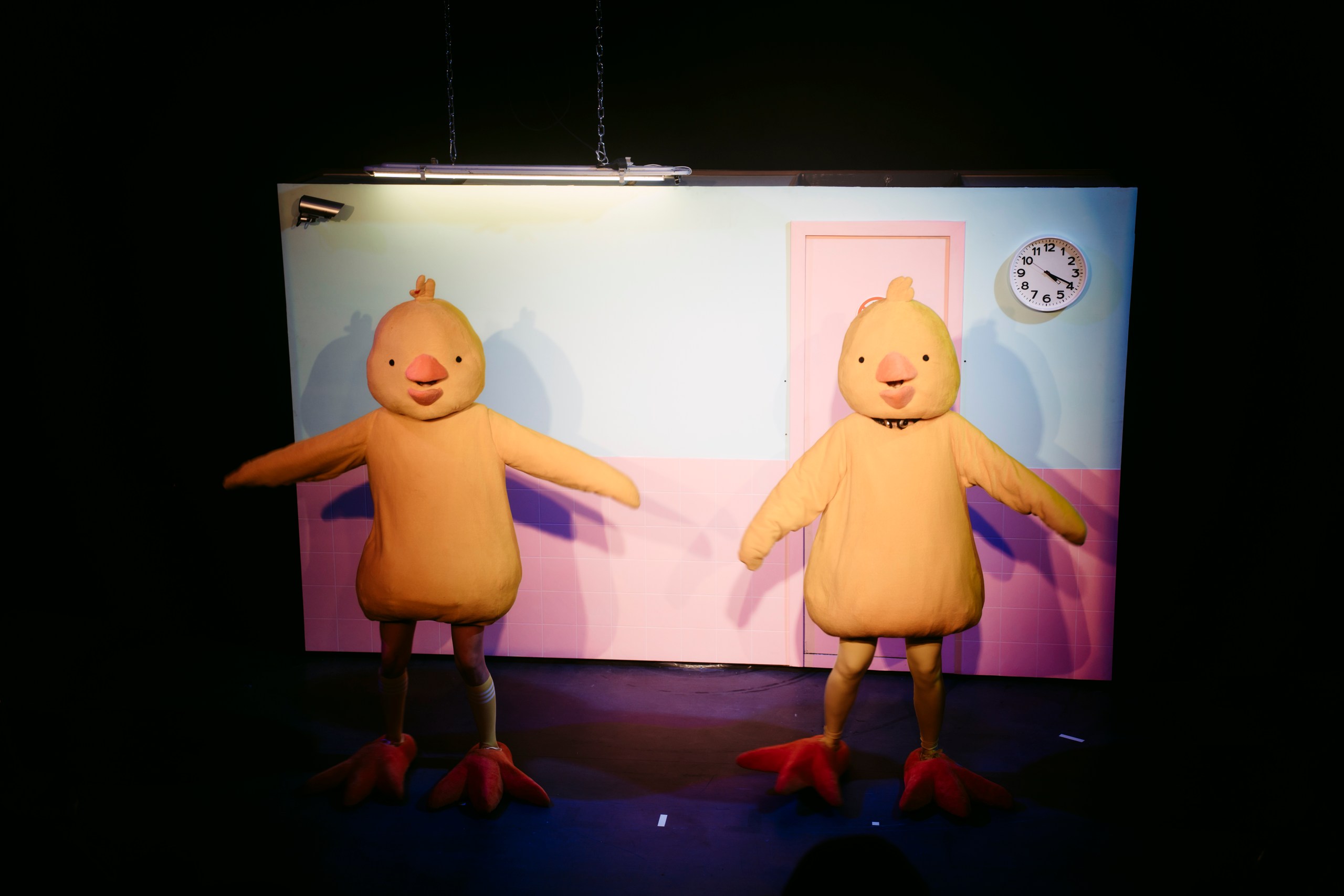 На фото &ndash; сцена из спектакля &laquo;Затворник и Шестипалый&raquo; &copy; Пресс-служба Театральной площадки MO&Ntilde;