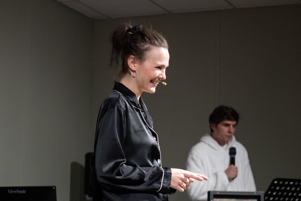 На фото &ndash; сцена из спектакля &laquo;и медведь&raquo; &copy; 5ththeatreomsk.ru