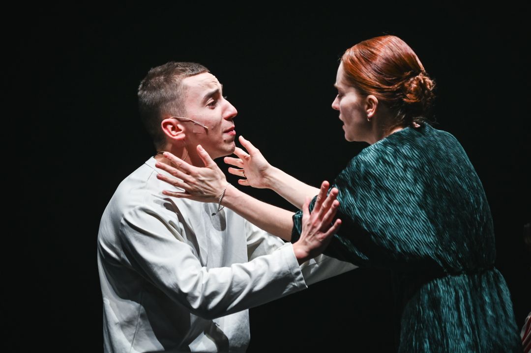 На фото &mdash; сцена из спектакля &laquo;Последние&raquo; &copy; Игорь Червяков