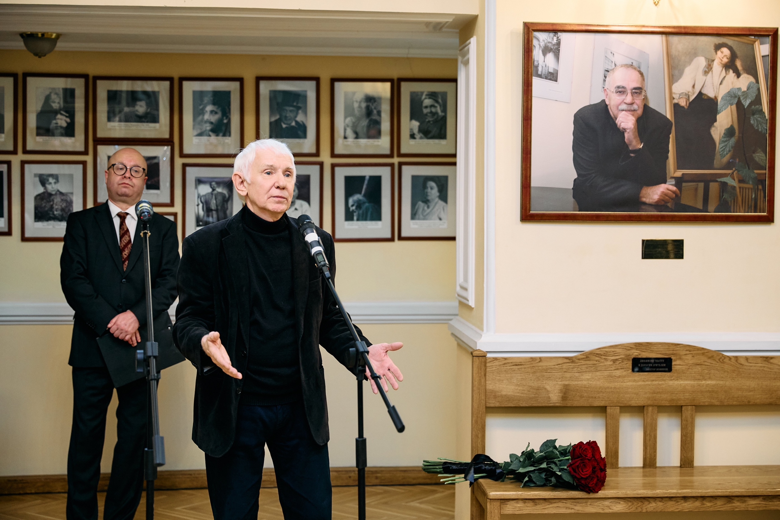 На фото - момент церемонии открытия мемориальной скамейки &copy; соцсети Театра имени Комиссаржевской 