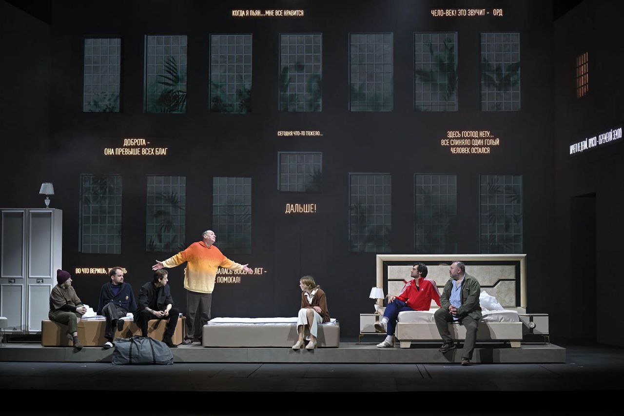 На фото &mdash; сцена из спектакля &laquo;На дне&raquo; &copy; alexandrinsky.ru
