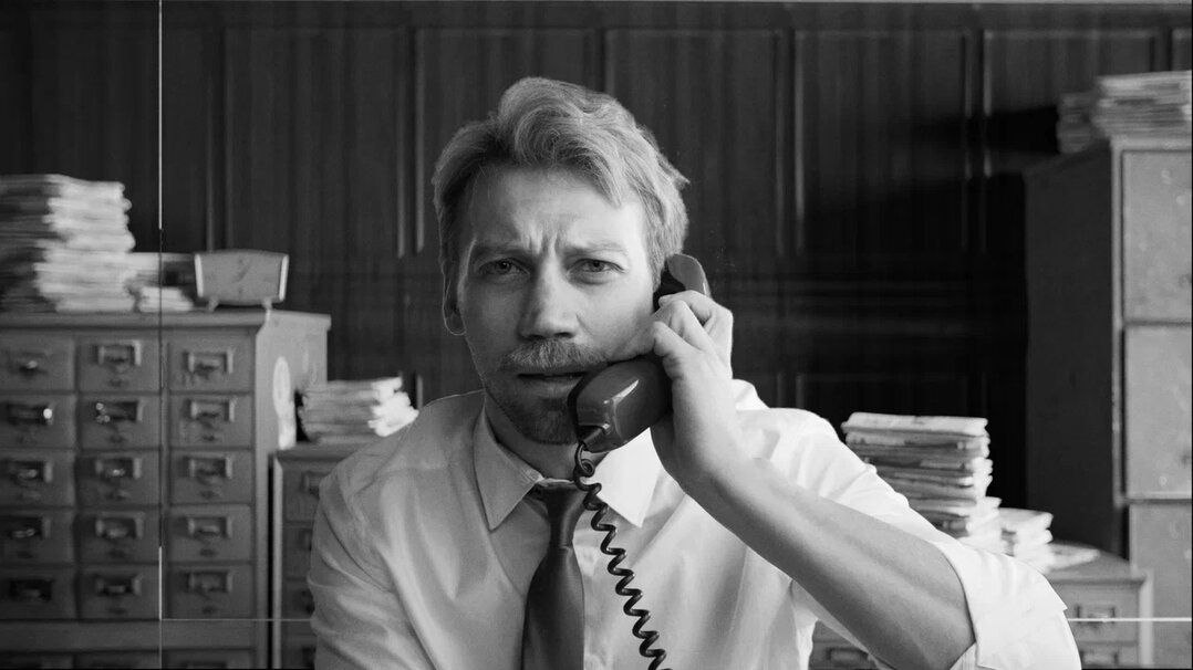 На фото &ndash; Александр Кузнецов в спектакле &laquo;Демократия!&raquo; &copy; пресс-служба музея &laquo;Полторы комнаты&raquo;