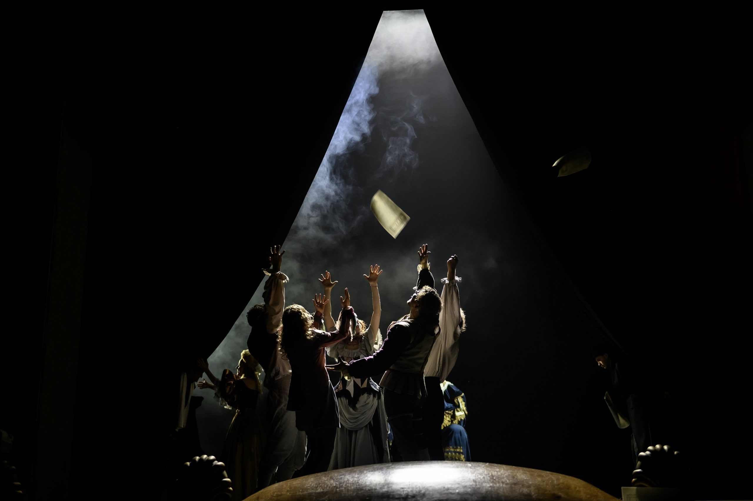 На фото &ndash; сцена из спектакля &laquo;Кабала святош&raquo; &copy; Александра Торгушникова