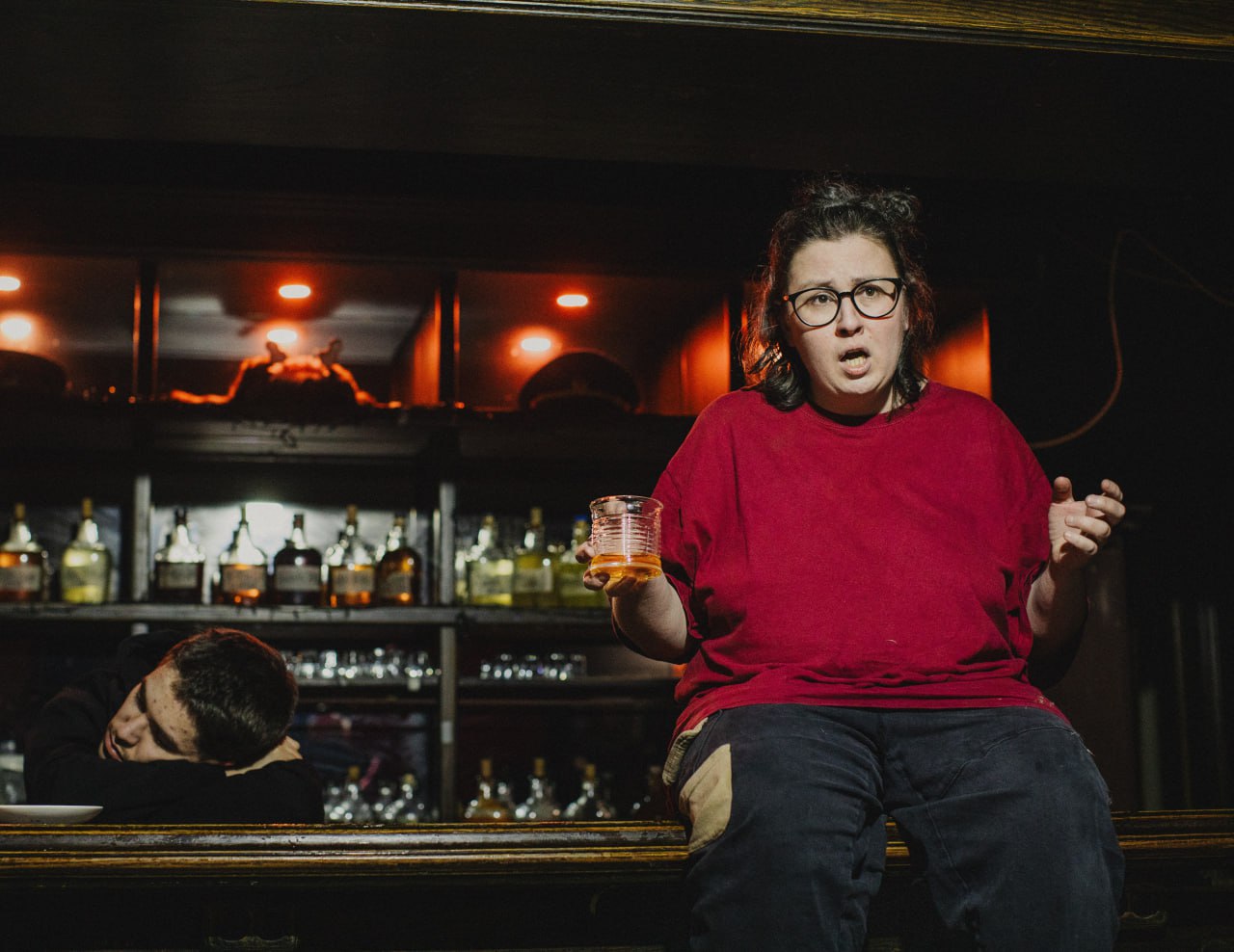 На фото &mdash; сцена из спектакля &laquo;Сказка о царе стакане&raquo; &copy; соцсети Кабаре ШУМ