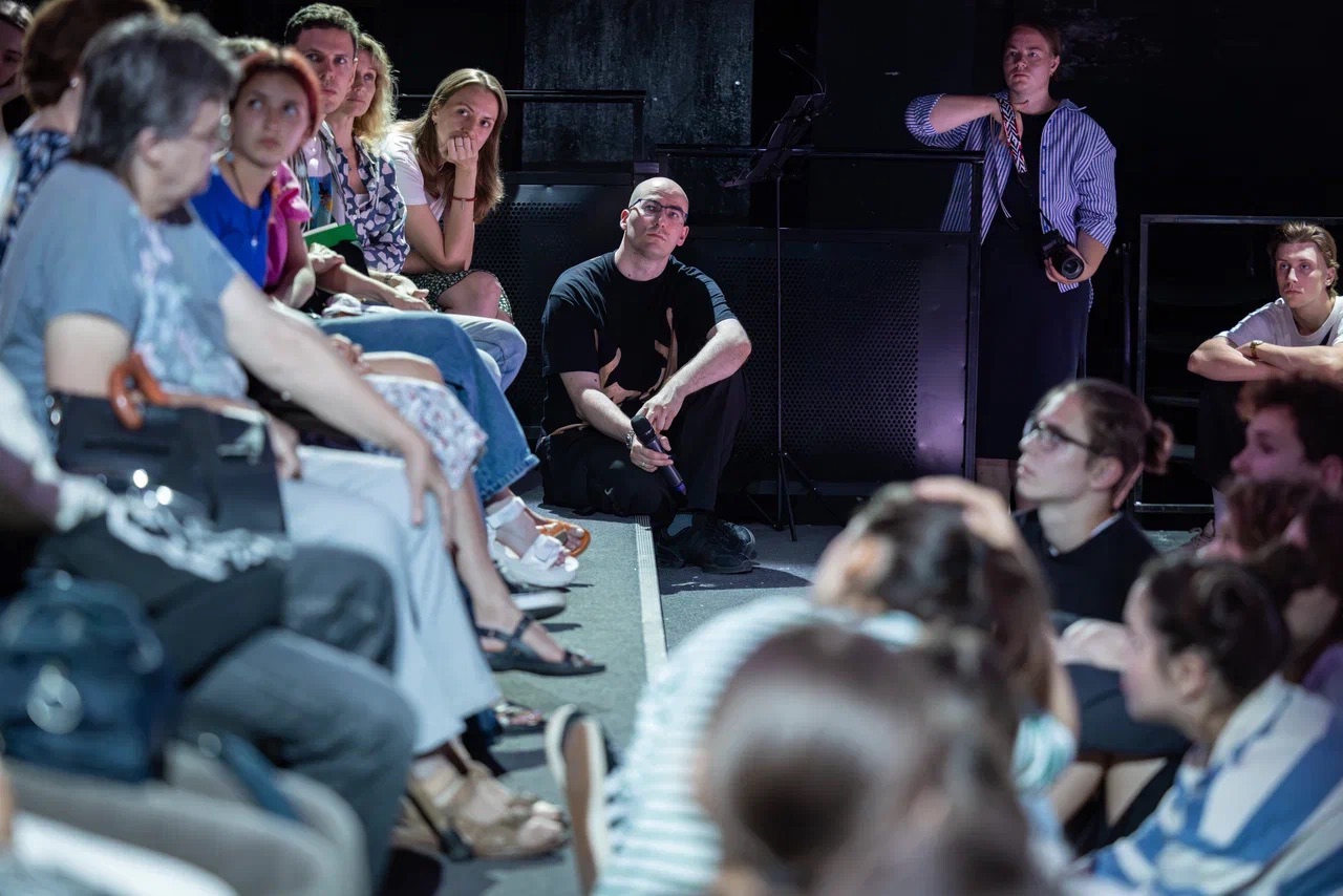 На фото &ndash; Дмитрий Крестьянкин на лаборатории форум-театра &copy; пресс-служба Театра имени Маяковского 
