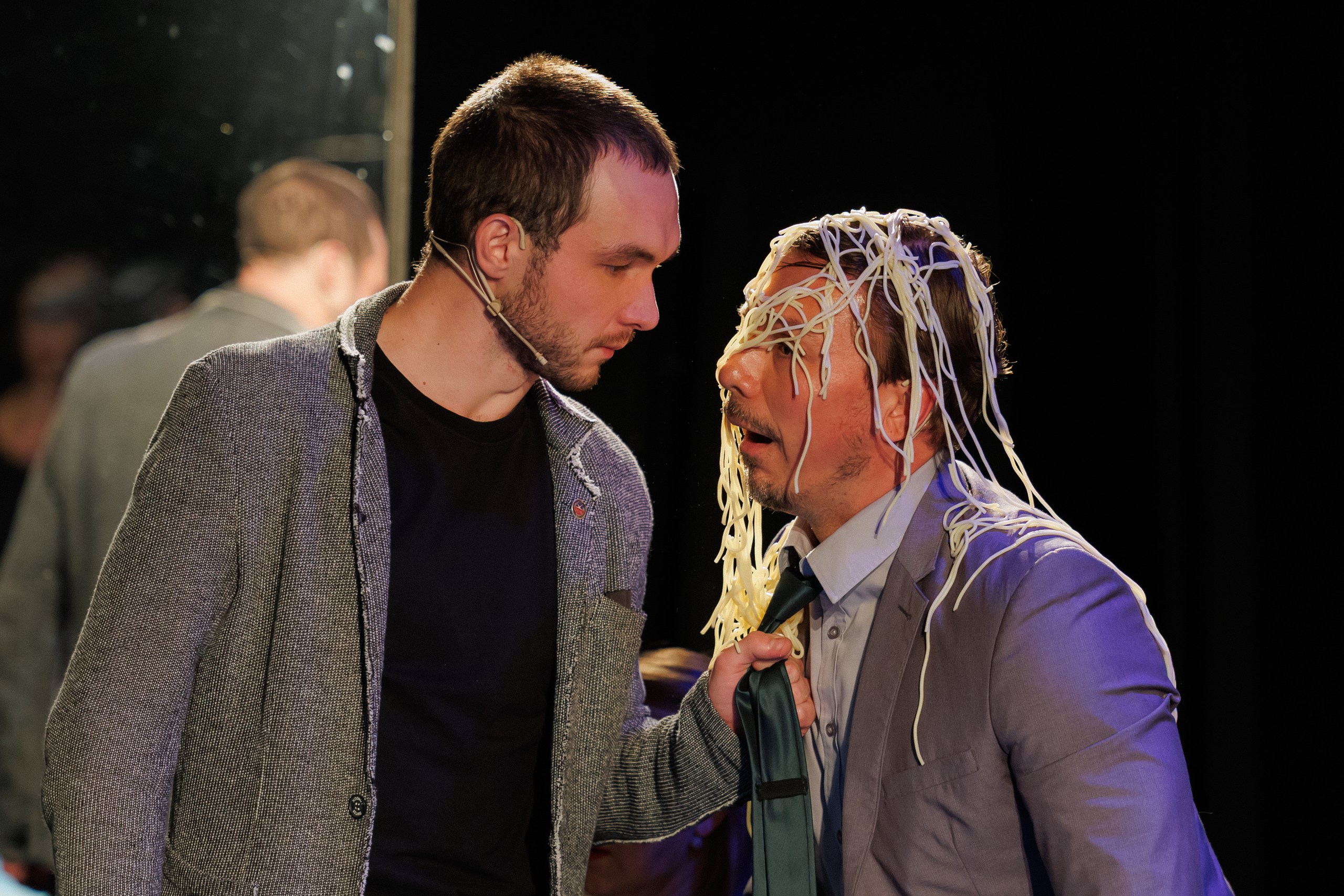 На фото &mdash; сцена из спектакля &laquo;Ревизор&raquo; &copy; drampush.ru