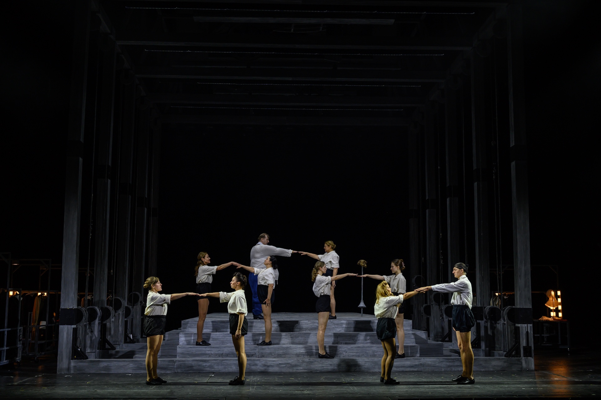 На фото &ndash; сцена из спектакля "Дон Кихот" / фото предоставлено Медиа-центром МХТ имени Чехова  &copy;Александра Торгушникова